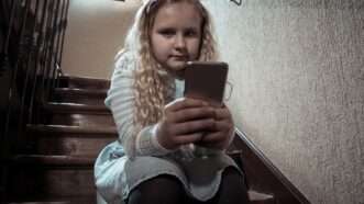 kidwithphone_1161x653 | Samwordley / Dreamstime.com